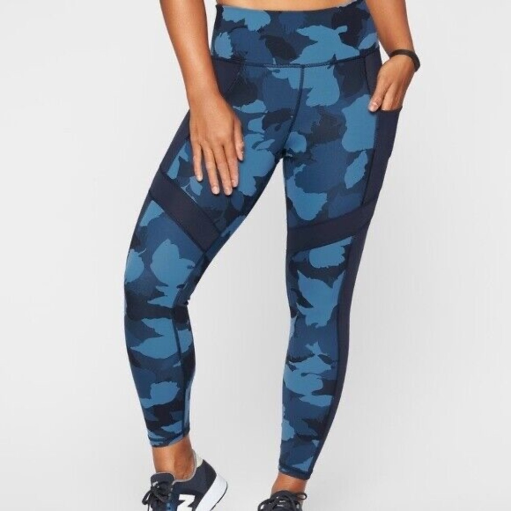Athleta Blue Camo Cropped Legging // size M